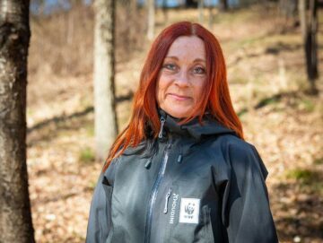 Porträtt av Carina i en skog