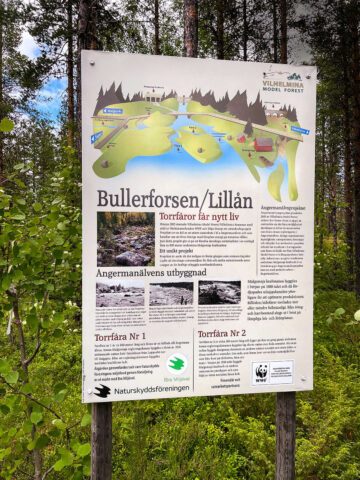 En skylt med text om restaureringen