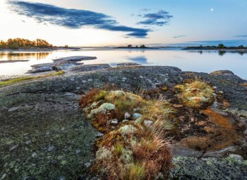 Klippor med utsikt över sjö och skymning