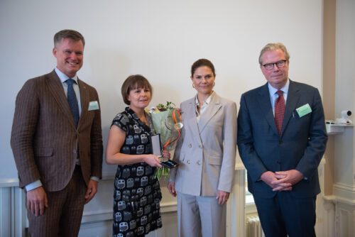 Elin Röös Pristagare, © Foto: WWF Forskaren Elin Röös vann Stiftelsen Marie-Claire Cronstedts pris. Från vänster, Gustaf Lind generalsekreterare för WWF, Elin Röös, och Leif Johansson, ordförande i WWFs förtroende råd.