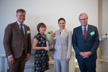 Forskaren Elin Röös vann Stiftelsen Marie-Claire Cronstedts pris. Från vänster, Gustaf Lind generalsekreterare för WWF, Elin Röös, och Leif Johansson, ordförande i WWFs förtroende råd.