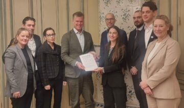 En delegation från de stora företag som med WWF skrev öppna brevet till klimatministern lämnade över det i fredags den 1 december 2023. Gustaf Lind och David Mjureke från WWF närmast Romina Pourmokhtari i bild.