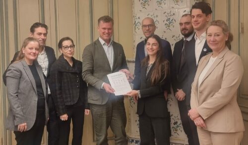 En delegation från de stora företag som med WWF skrev öppna brevet till klimatministern lämnade över det i fredags den 1 december 2023. Gustaf Lind och David Mjureke från WWF närmast Romina Pourmokhtari i bild.