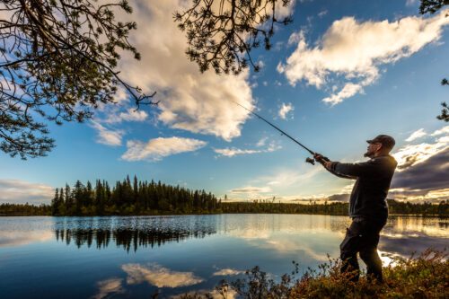 Fiskare vid svensk sjö_marcuswestbergwwf-swe-8