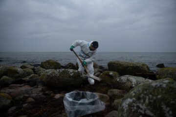 Digging with a shovel to remove the oil from the Baltic Sea coast in Blekinge.