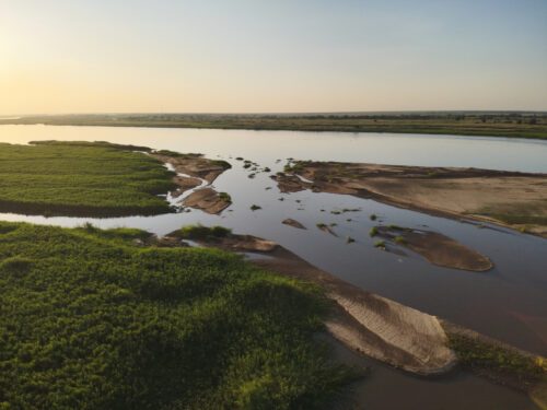 Drönarbild av Zambezideltat i Mocambique