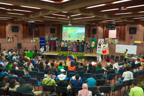 Ungdomsdelegater från civilsamhället, bland annat WWF, samlas inför starten av COP16 i Cali, Colombia. Foto: WWF