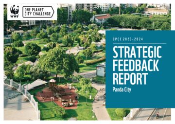 pandacity_sfr_cover_2 En park med träd, gångvägar och byggnader i bakgrunden. Text på bilden: "WWF One Planet City Challenge", "OPCC 2023–2024 Strategic Feedback Report – Panda City".