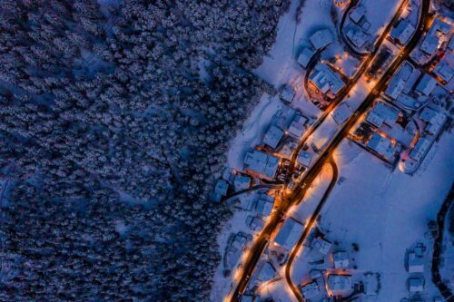 Flygfoto över snötäckt stad.