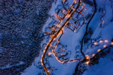 Flygfoto över snötäckt stad.