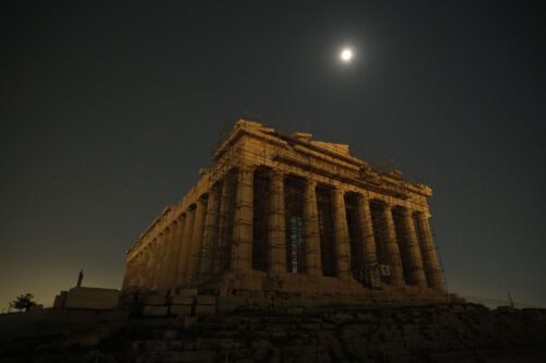Greece Athens Acropolis lights out under moonlight Antika byggnaden Parthenon helt nedsläckt, med endast månskenet som ljus.