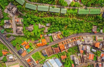 Flygfoto över stad Looking Down At Neighborhood Of Banos De Agua Santa, Latin American City, Tungurahua Province, South America