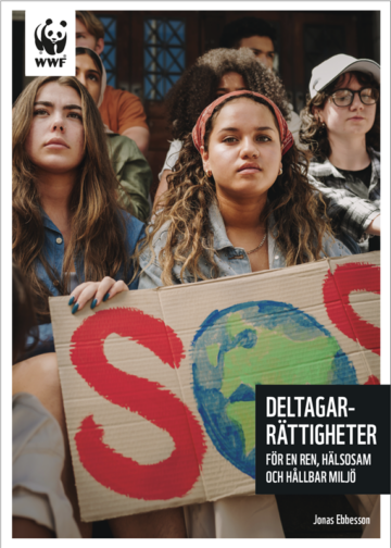 Omslagsbild Deltagarrättigheter Ett dokument med WWF-logotyp i övre vänstra hörnet. Omslagsbilden visar en grupp unga personer sitter utomhus, en person håller en skylt med texten "SOS" och en bild av jordklotet istället för bokstaven O i SOS. Texten ovanpå bilden i nedre högra hörnet lyder: "Deltagarrättigheter för en ren, hälsosam och hållbar miljö".