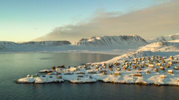 Kuststaden Ittoqqortoormiit, en isolerad by i östra Grönland där klimatförändringar påverkar havsisen och ökar möten mellan människor och isbjörnar.