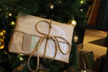 Julklapp vid julgranen