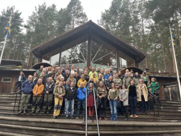 Gruppbild Rovdjurssymposium 2025 Gruppbild från Rovdjurssymposium. Gruppen står samlade på en trappa framför en brun byggnad.