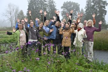 Nu har ängsfröföretaget Pratensis AB fått många kassar att tröska och rensa för uppodling till nya plantor. Projektet Ängsfröer för hela Sverige genomförs med stöd av Jordbruksverket.