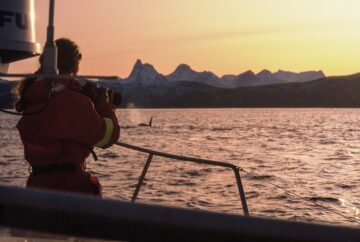 TYS AB 6-eko4-25 Båt ute i norra Norge -Forskning späckhuggare. WWF magasin. Privata foton