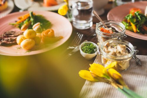 Påskbord I Sverige brukar vi äta samma mat vid påsk, midsommar och jul. Men nu finns det en nymodighet: hållbar sill. Foto: Getty Images