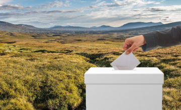 En väljare lägger ett röstkort i en urna