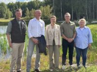 Från vänster: Gustaf Lind, generalsekreterare WWF, Robert Andrén landshövding Södermanland, H.K.H Kronprinsessan Victoria, Johan Söderberg kommunstyrelsens ordförande i Katrineholm) och Anneli Hedberg , ordförande service och tekniknämnden. Foto: WWF