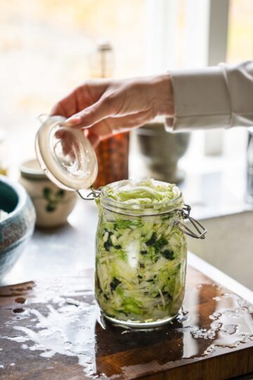 En burk med fermenterade grönsaker.