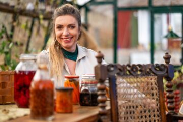Anastasia framför massor av slutna glas burkar fyllda med olika fermenterade saker.